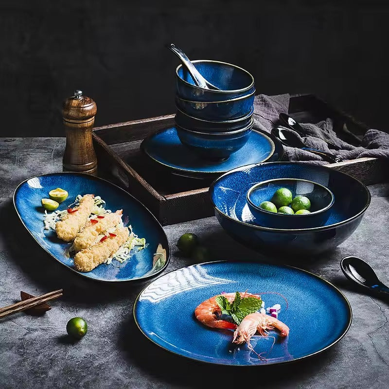 Geschirrset Utsugi aus blauer Keramik – gedeckter Tisch